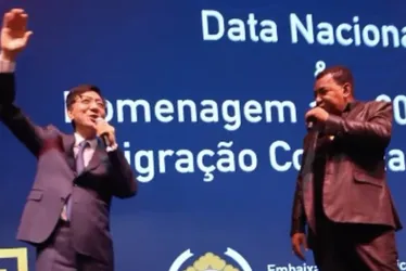 Imagem ilustrativa da imagem Embaixador da Coreia do Sul canta 'Cheia de Manias' com vocalista do Raça Negra
