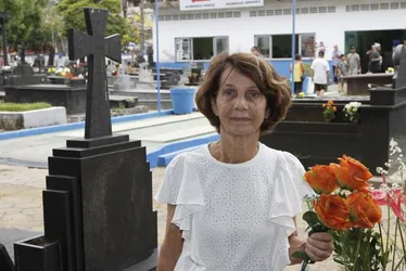 Imagem ilustrativa da imagem Emoção e homenagens nos cemitérios no Dia de Finados