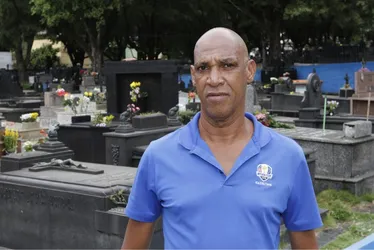 Imagem ilustrativa da imagem Emoção e homenagens nos cemitérios no Dia de Finados