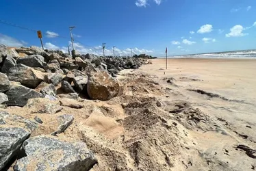 Imagem ilustrativa da imagem Erosão avança no litoral de Conceição da Barra