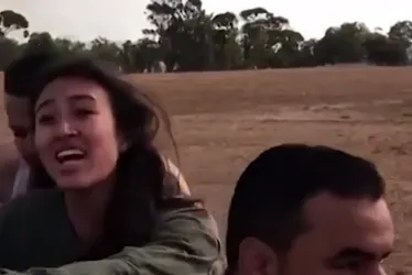 Imagem ilustrativa da imagem 'Estamos esperando por ela em casa', diz mãe de mulher sequestrada por Hamas