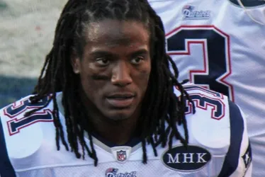 Imagem ilustrativa da imagem Ex-jogador da NFL desaparece após mãe ser encontrada morta