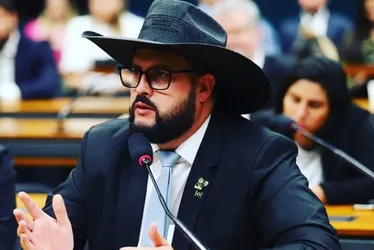 Imagem ilustrativa da imagem Ex-noiva de Zé Trovão cita agressão e Justiça concede medida protetiva