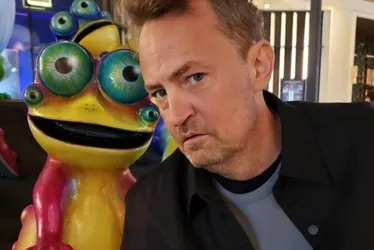 Imagem ilustrativa da imagem Família fala pela 1ª vez após morte de Matthew Perry: 'Perda trágica'