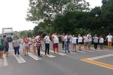 Imagem ilustrativa da imagem Familiares de jovem morta por não abaixar vidro de carro fazem protesto na BR-101