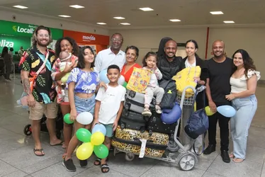 Imagem ilustrativa da imagem Festa no aeroporto de Vitória na volta de Israel. Veja os depoimentos de capixabas