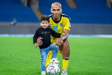 Imagem ilustrativa da imagem Filho de 4 anos de jogador brasileiro morre um mês após acidente