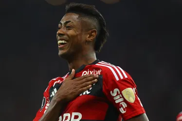 Imagem ilustrativa da imagem Flamengo supera Palmeiras e chega a acordo de renovação com Bruno Henrique