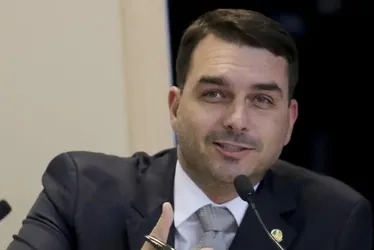 Imagem ilustrativa da imagem Flávio Bolsonaro diz que seu pai ofereceu a ele vaga no Supremo