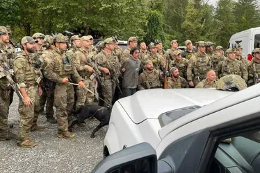 Imagem ilustrativa da imagem Foto de policiais ao lado de Cavalcante seria considerada irregular no Brasil