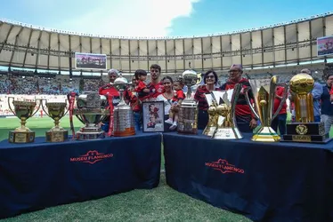 Imagem ilustrativa da imagem Gabigol chora em despedidas de Filipe Luís e Rodrigo Caio do Flamengo no Maracanã