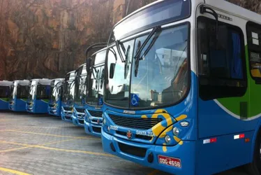 Imagem ilustrativa da imagem Gangue invade ônibus do Transcol, ameaça e rouba passageiros em Vitória