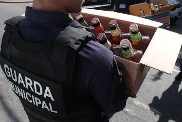 Imagem ilustrativa da imagem Garrafas de bebidas adulteradas são apreendidas durante fiscalização em Viana