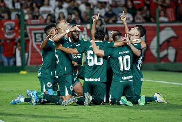 Imagem ilustrativa da imagem Goiás vence São Paulo com gol digno de Puskás e embola Z4 do Brasileiro