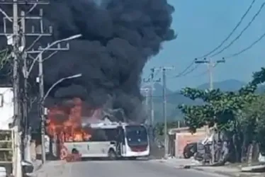 Imagem ilustrativa da imagem Governo atribui ataque a ônibus a fuga de líder máximo da milícia