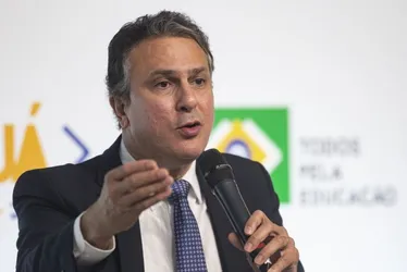 Imagem ilustrativa da imagem Governo vai criar bolsa e poupança para alunos de ensino médio, afirma ministro