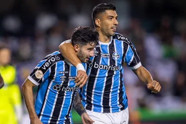 Imagem ilustrativa da imagem Grêmio vence Coritiba com Suárez "garçom" e sonha com título do Brasileiro