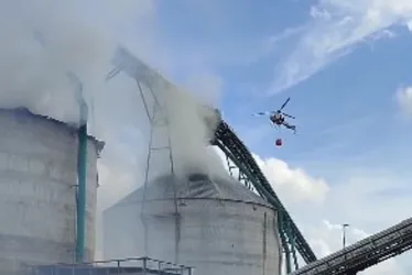 Imagem ilustrativa da imagem Helicóptero ajuda a combater incêndio em fábrica do Norte do ES