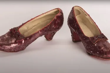 Imagem ilustrativa da imagem Homem de 76 anos diz que roubou sapatos de Judy Garland em 'O Mágico de Oz'