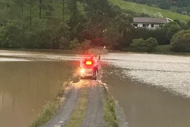 Imagem ilustrativa da imagem Homem morre afogado ao tentar passar por estrada alagada em SC