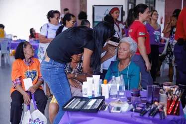 Imagem ilustrativa da imagem Idosos participam de feira de serviços promovida pela Prefeitura