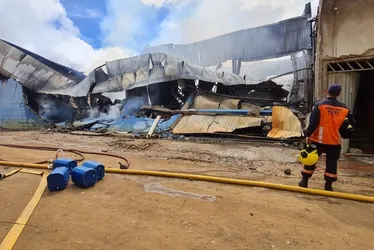 Imagem ilustrativa da imagem Incêndio atinge galpão de transportadora na Serra