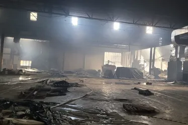 Imagem ilustrativa da imagem Incêndio: bombeiros alertam para risco de desabamentos na fábrica da Cacau Show