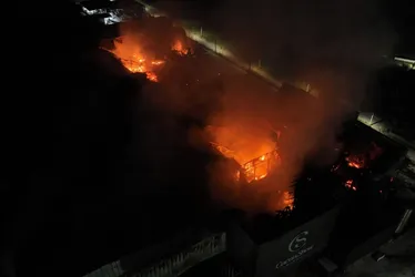 Imagem ilustrativa da imagem Incêndio: bombeiros alertam para risco de desabamentos na fábrica da Cacau Show