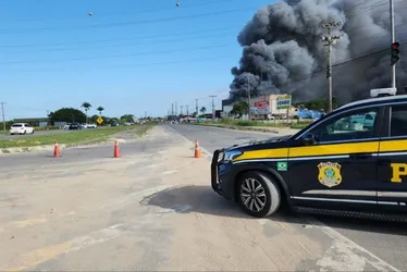 Imagem ilustrativa da imagem Incêndio em fábrica da Cacau Show: pista da BR-101 é interditada em Linhares