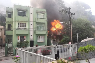 Imagem ilustrativa da imagem Incêndio em terreno de antigo restaurante assusta moradores no centro de Vitória