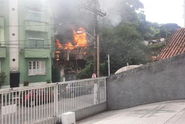 Imagem ilustrativa da imagem Incêndio em terreno de antigo restaurante assusta moradores no centro de Vitória