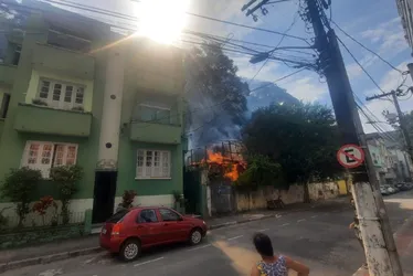 Imagem ilustrativa da imagem Incêndio em terreno de antigo restaurante assusta moradores no centro de Vitória