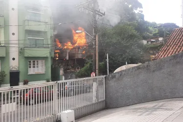 Imagem ilustrativa da imagem Incêndio em terreno de antigo restaurante assusta moradores no centro de Vitória