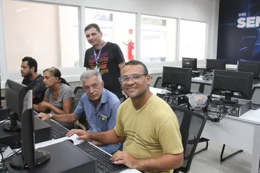 Imagem ilustrativa da imagem Indústrias vão ensinar profissão de graça e contratar mil todo mês