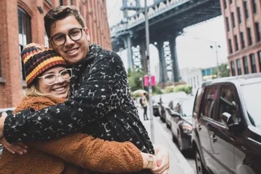 Imagem ilustrativa da imagem Irmão de Marília Mendonça rebate piada de influencer com acidente da cantora
