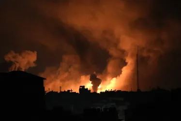 Imagem ilustrativa da imagem Israel expande operações terrestres em Gaza após cortar internet da região