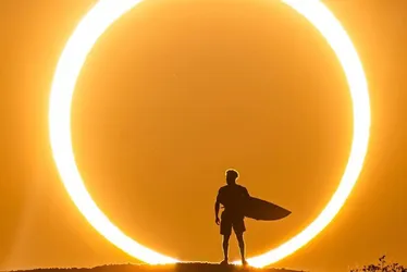 Imagem ilustrativa da imagem Ítalo Ferreira aproveita eclipse anular para fazer homenagem ao ouro olímpico