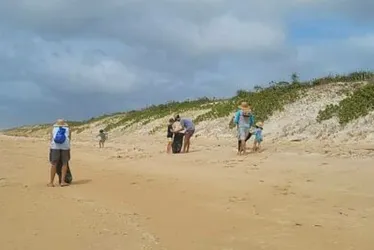 Imagem ilustrativa da imagem Itaúnas faz mutirão de limpeza na praia