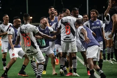 Imagem ilustrativa da imagem Jair marca de calcanhar no fim, Vasco vence América-MG e deixa o Z-4 do Brasileiro