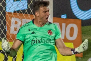 Imagem ilustrativa da imagem Léo Jardim pega pênalti com "pulinho" e Vasco e São Paulo só empatam