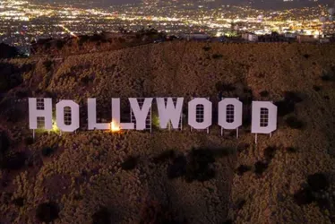 Imagem ilustrativa da imagem Letreiro de Hollywood ganha iluminação após décadas