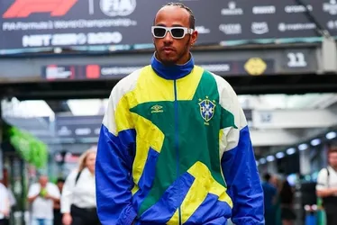 Imagem ilustrativa da imagem Lewis Hamilton usa uniforme do tetra para homenagear Ayrton Senna