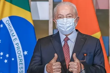 Imagem ilustrativa da imagem Lula recebe alta de hospital em Brasília após cirurgias no quadril e nas pálpebras