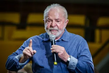 Imagem ilustrativa da imagem Lula sanciona lei do Desenrola, que prevê limite para juros no rotativo