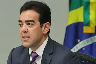 
          Imagem ilustrativa da imagem Lula segura Boulos pelas mãos e antecipa disputa em São Paulo
          