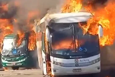 Imagem ilustrativa da imagem Mais de 20 ônibus são incendiados após morte de líder da maior milícia do RJ
