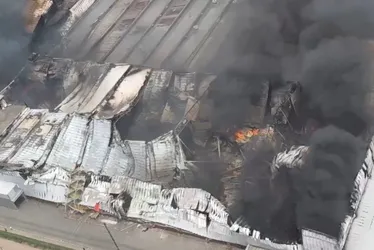 Imagem ilustrativa da imagem Mais de 30 horas depois, por que incêndio na fábrica da Cacau Show continua?