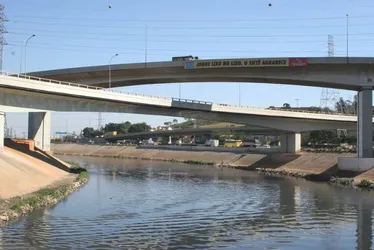 Imagem ilustrativa da imagem Mancha de poluição do Tietê aumenta pelo 2° ano seguido e chega a 160 km