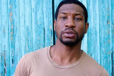Imagem ilustrativa da imagem Marvel Studios demite Jonathan Majors após ator ser condenado por agressão
