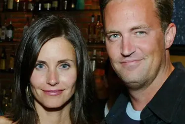 Imagem ilustrativa da imagem Matthew Perry impediu que Chandler traísse Monica em 'Friends', conta atriz
